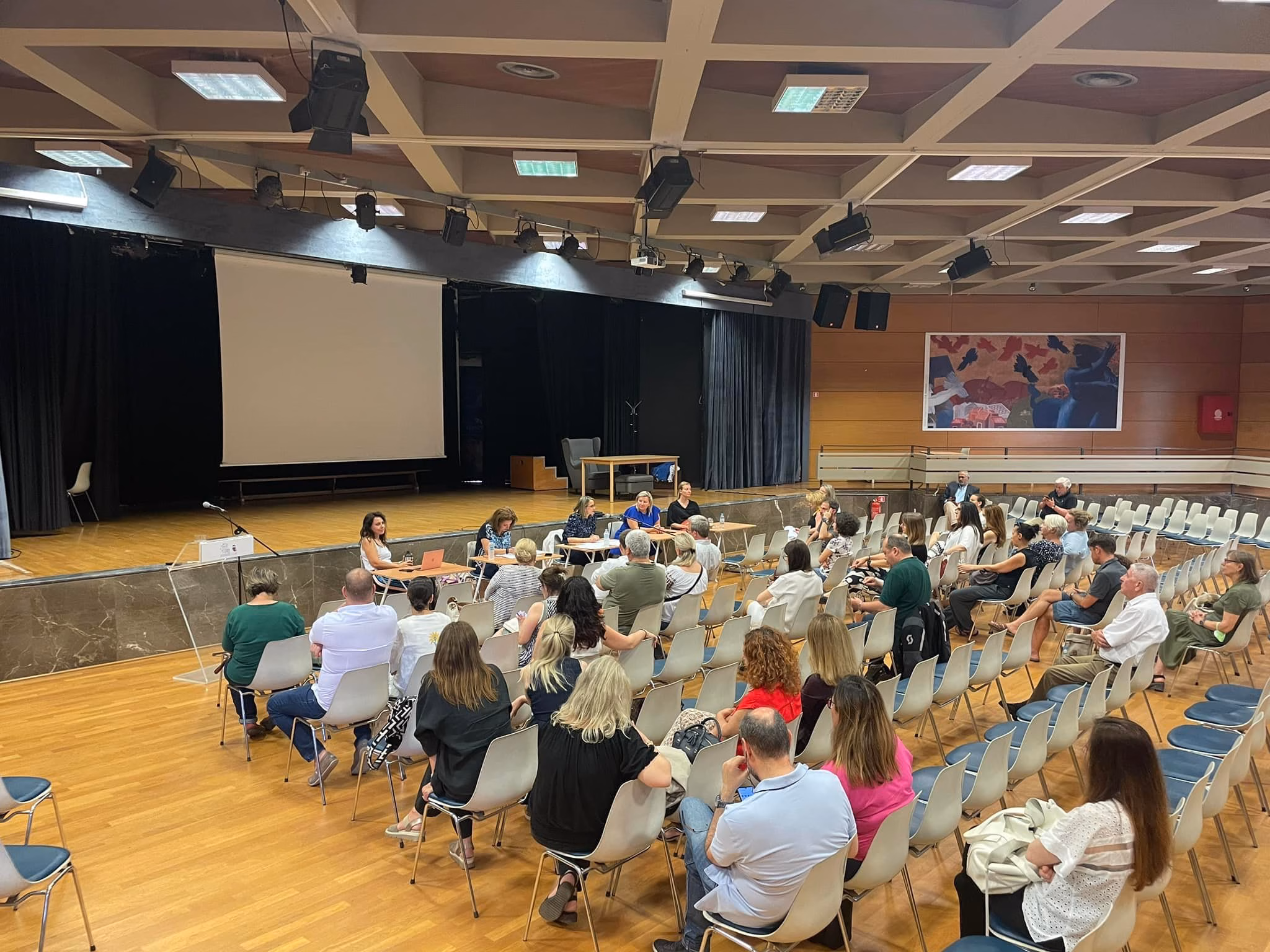 Elternvertreter:innen in der Aula der DSA bei der Ordentlichen Generalversammlung 2025